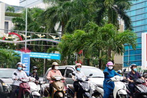 Thanh Hóa: Người dân háo hức đi cắt tóc, ăn sáng sau nhiều ngày "ở yên"