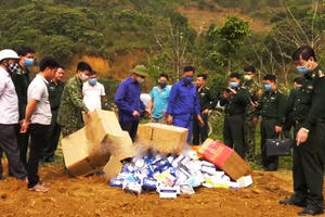 Lào Cai: Tiêu hủy số lượng lớn khẩu trang và pháo hoa