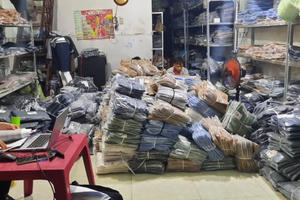 Thu giữ hơn 1,6 nghìn chiếc quần kaki nghi giả mạo hãng Under Armour