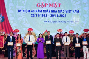 Trao kỷ niệm chương “Vì sự nghiệp giáo dục” cho 14 cá nhân tại Yên Bái