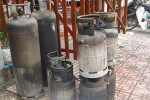 Khánh Hòa: Nổ lớn ở nhà hàng, 2 chiến sĩ cứu hỏa nhập viện