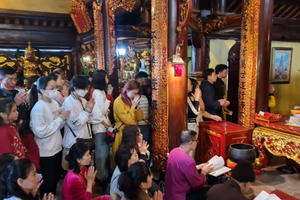 Hàng nghìn du khách về đền Cửa Ông dâng lễ đầu xuân