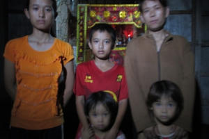 Nghịch cảnh của góa phụ nuôi bốn đứa con nhỏ ăn học