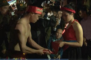 Xem cặp đôi làm "chuyện ấy" giữa miếu Đụ Đị