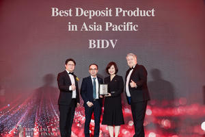 BIDV viết tiếp thập kỷ dẫn đầu với cú đúp giải thưởng Ngân hàng Bán lẻ tốt nhất Việt Nam Tiền gửi tốt nhất Châu Á