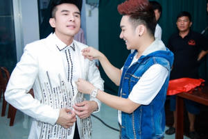 Quang Hà sửa áo cho Đan Trường ở hậu trường MVTopHits