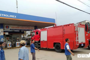 Đang tiếp nhiên liệu, xe bồn chở xăng dầu bốc cháy dữ dội