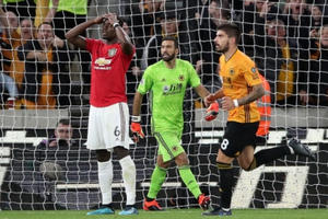 Pogba đá hỏng 11m, MU bị Wolves cầm hòa