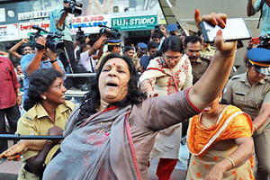 Người phụ nữ Ấn Độ thứ ba vào đền thiêng bất chấp bạo lực