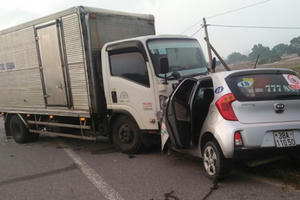 Taxi biến dạng, hai người tử vong tại chỗ sau cú va chạm kinh hoàng với xe tải