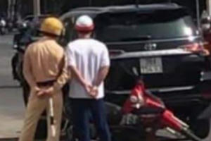 Hà Tĩnh: Bị CSGT yêu cầu dừng xe, tài xế chống đối để tháo chạy