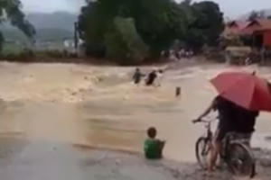 Clip cảnh tượng kinh hoàng, lũ cuốn trôi 2 người khi cố gắng vượt suối