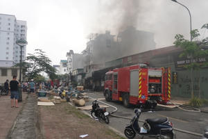 Hà Nội: Cháy kho xưởng sản xuất ở khu Đền Lừ