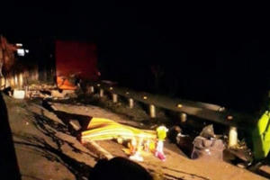 Xe đầu kéo lật trên đèo trong đêm, 1 người thiệt mạng