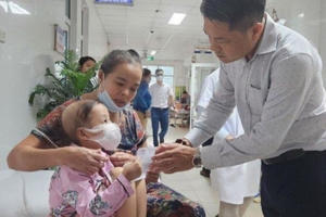 Thêm những phần quà ý nghĩa đến với bệnh nhân nhi có hoàn cảnh khó khăn tại Nghệ An