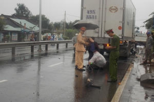 Bị thương nặng khi đạp xe băng qua đường