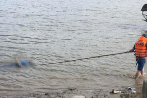 Bàng hoàng phát hiện thi thể 2 mẹ con nổi trên sông Bùng