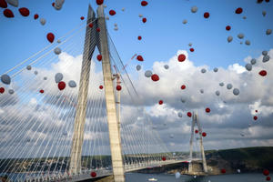 Khánh thành cầu treo nối châu Âu và châu Á