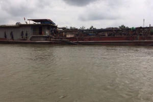 Phát hiện, bắt giữ 4 tàu khai thác cát trái phép trong đêm