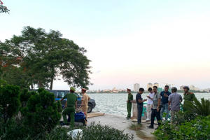 Hà Nội: Bàng hoàng phát hiện thi thể cô gái trẻ nổi lập lờ trên mặt Hồ Tây