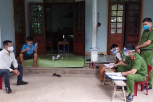 Rủ bạn đến nhà uống rượu trong thời gian cách ly, bị phạt 15 triệu đồng