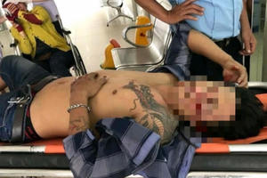 Clip: 2 băng nhóm thanh toán nhau bằng súng và dao như trong phim