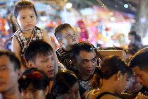 Hà Nội: Hàng nghìn người chen chân ở phố cổ trong đêm phá cỗ trông trăng