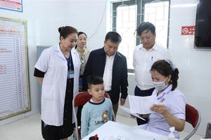 Đẩy nhanh tiến độ tiêm vắc-xin sởi tại Nghệ An