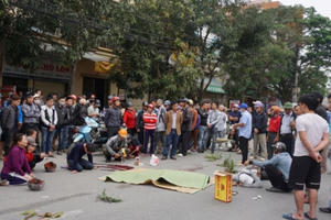 Bị xe khách cán qua người, nam thanh niên chết thảm