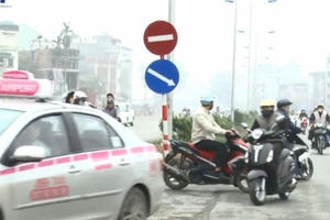 Hà Nội: Giao thông bát nháo trên đường nghìn tỷ vừa thông xe Hà Nội: Giao thông bát nháo trên đường nghìn tỷ vừa thông xe