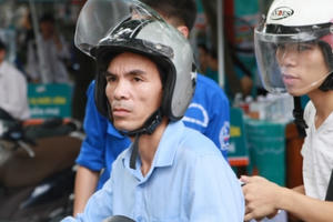 Không khí "nóng" và căng thẳng bên ngoài phòng thi THPT Quốc gia trong ngày thi đầu tiên