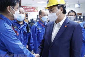 Chủ tịch nước thăm, tặng quà công nhân Công ty lọc hóa dầu Bình Sơn