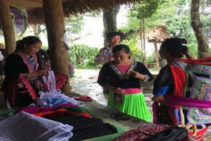 Cùng em xuống chợ Sin Suối Hồ