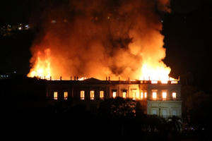 Video: Bảo tàng 200 năm tuổi ở Brazil chìm trong biển lửa