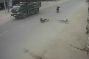 Bị xe máy tông thẳng vào người cụ ông vẫn bình an một cách thần kỳ
