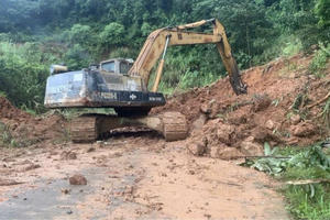 Quảng Ngãi: Khắc phục sạt lở trên tỉnh lộ 674