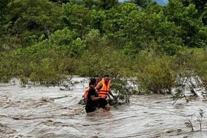 Kịp thời giải cứu hai cháu gái mắc kẹt giữa dòng nước lũ chảy xiết