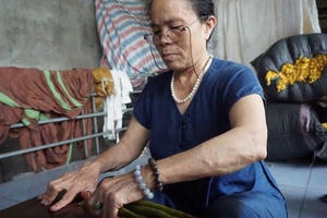 Người phụ nữ khiến sen nhả lụa