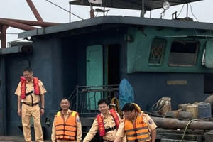 Cảnh sát đường thủy bắt tàu hút cát trái phép trên sông Hồng lúc nửa đêm