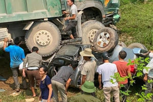 Xe bán tải nát bét sau cú va chạm kinh hoàng, 3 người thoát chết kỳ diệu