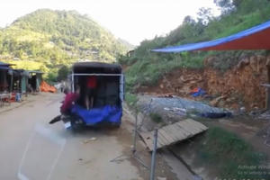 Clip xe máy lao với tốc độ kinh hoàng vào đuôi xe tải