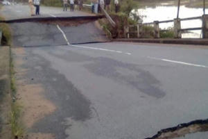 Sập cầu trên tỉnh lộ 766, giao thông tê liệt