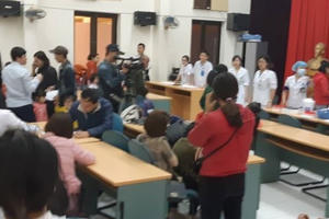 'Ăn thịt bẩn, gà thối': 400 trẻ mầm non Bắc Ninh về Hà Nội xét nghiệm bệnh