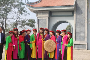 Giới trẻ thích thú diện áo dài tứ thân đi trẩy hội Lim