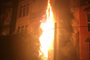 Hà Nội: Quán karaoke 5 tầng bốc cháy trong đêm, khách và nhân viên bỏ của chạy lấy người