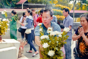 Xúc động bộ ảnh "Tri ân tháng 7 miền Trung - Những chuyến đi bồi đắp tâm hồn"