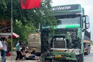 Nghệ An: Xe đầu kéo húc xe chở khách, nhiều người nhập viện