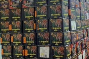 Dùng xe chở hoa quả vận chuyển 2,5 tạ pháo trái phép