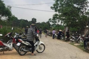 Đi học về hai con thấy mẹ bất động trong vũng máu, thi thể bố dưới giếng