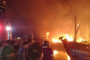 Nghệ An: Nhiều tàu cá bốc cháy dữ dội tạo thành một “biển lửa” trong đêm